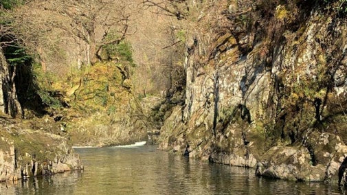 Wyneb y graig uwchben Afon Lledr ar ôl tynnu ysgolion y pysgotwr